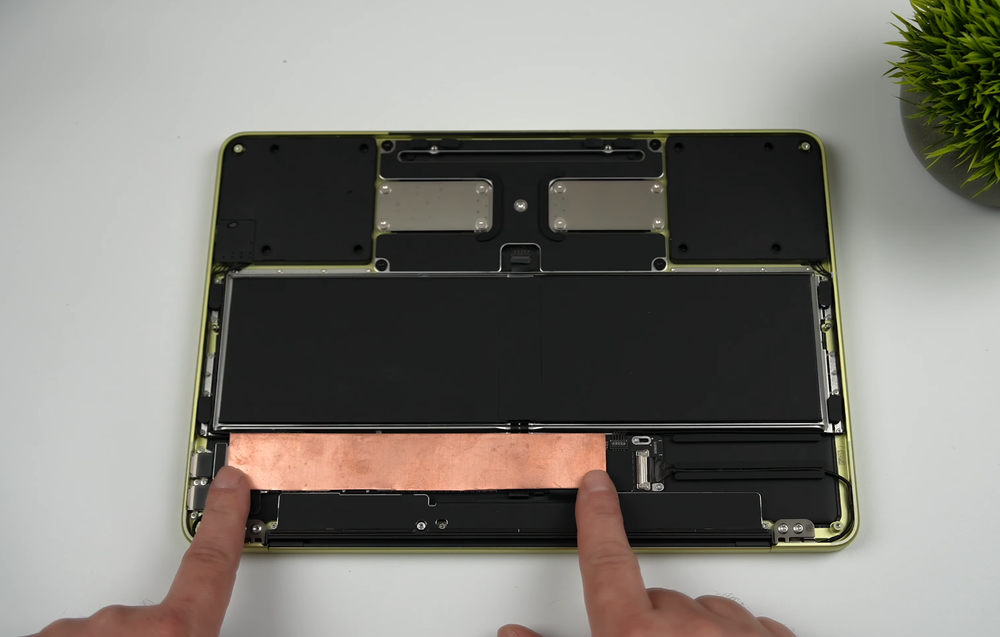 MacBook Neoの冷却改造でゲーム性能が倍増──銅板1枚が暴いたAppleの設計判断