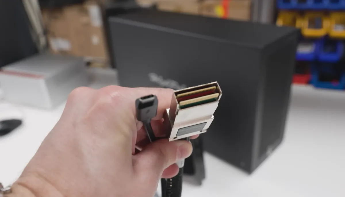 CopprLink接続のeGPUがRTX 5090をほぼネイティブ速度で動かす