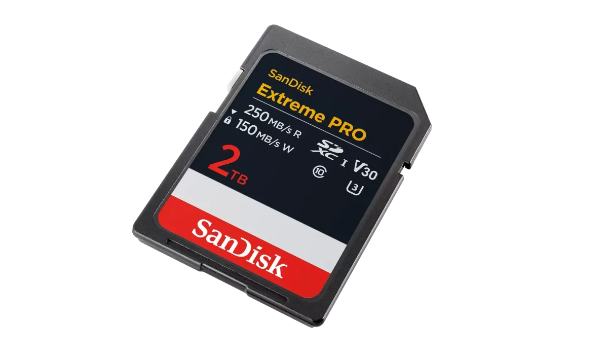 SanDisk、2TB SDカードに32万円の衝撃価格──メモリ不足時代の「プロ向け」は誰のためか