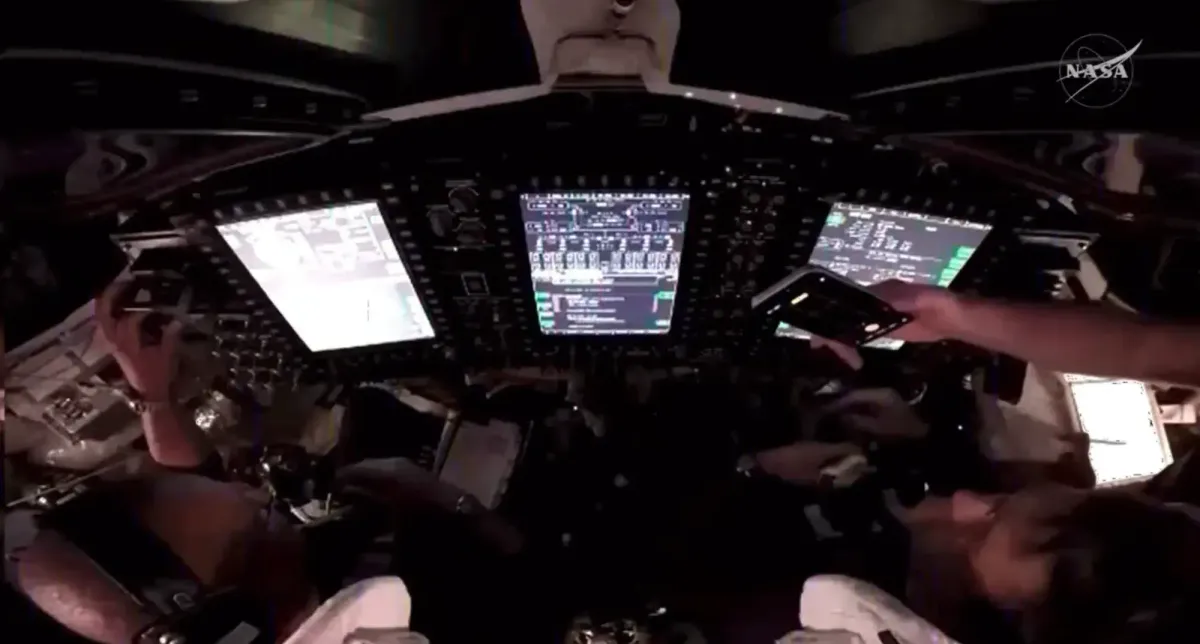 月へ向かうiPhone──NASAが宇宙飛行士にスマホを許可した本当の理由