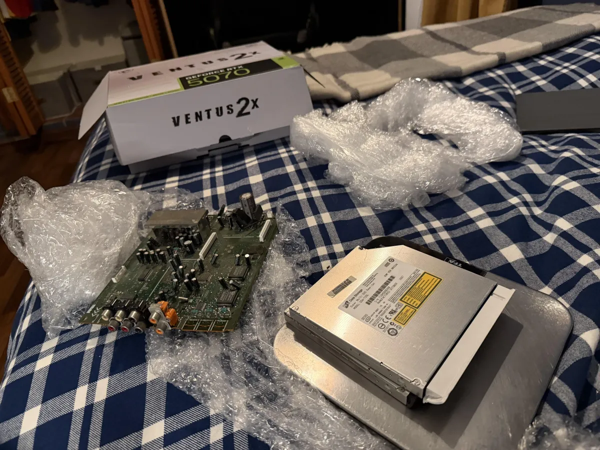 RTX 5070を注文して届いたのは2000年代のAVレシーバー基板だった