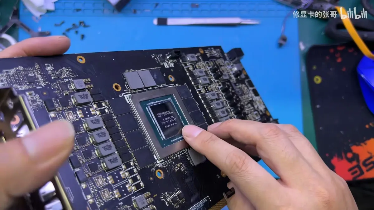 RTX 4090の偽造がプラスチックに堕ちた。完全な張りぼてが出回る