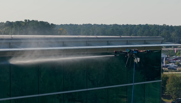 窓拭きドローンのLucid Botsが約32億円を調達──ヒューマノイドの影で稼ぐロボティクス企業