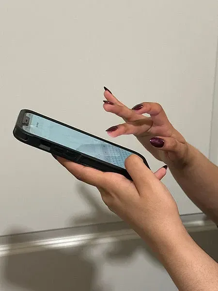 爪でスマホを操作できるネイルポリッシュ、化学の力で誕生へ