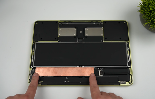 MacBook Neoの冷却改造でゲーム性能が倍増──銅板1枚が暴いたAppleの設計判断