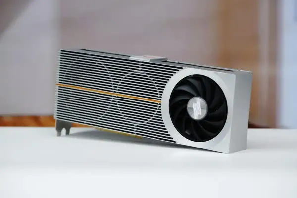 中国製GPU LX 7G100、性能不足でも48時間で予約3万台突破