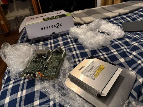 RTX 5070を注文して届いたのは2000年代のAVレシーバー基板だった