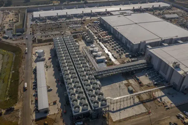 AIデータセンター送電線に土地収用権、全米で衝突拡大